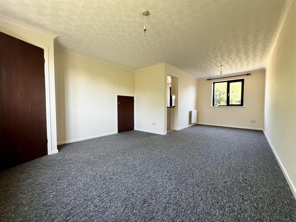 Property photo 2 of 9 Sitting/Dining Room