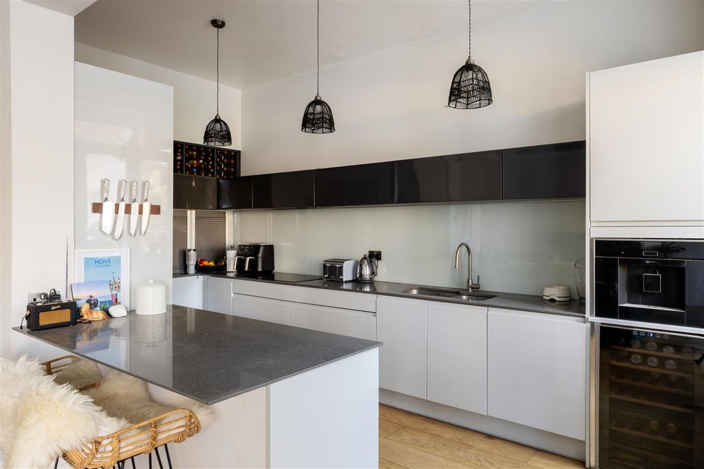 Property photo 3 of 23