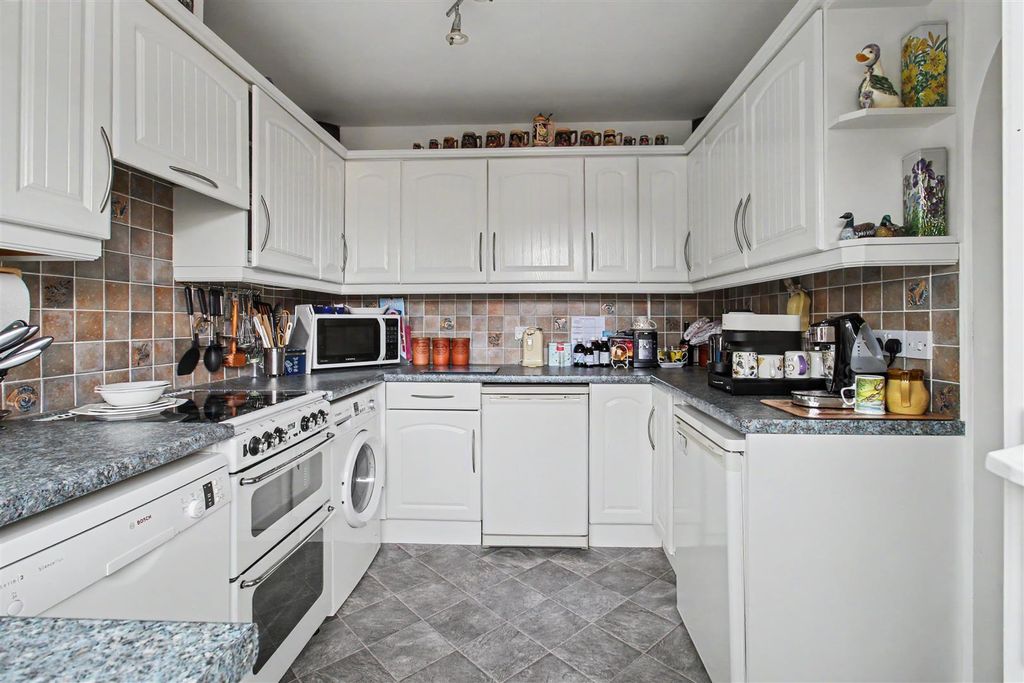 Property photo 3 of 20 Kitchen