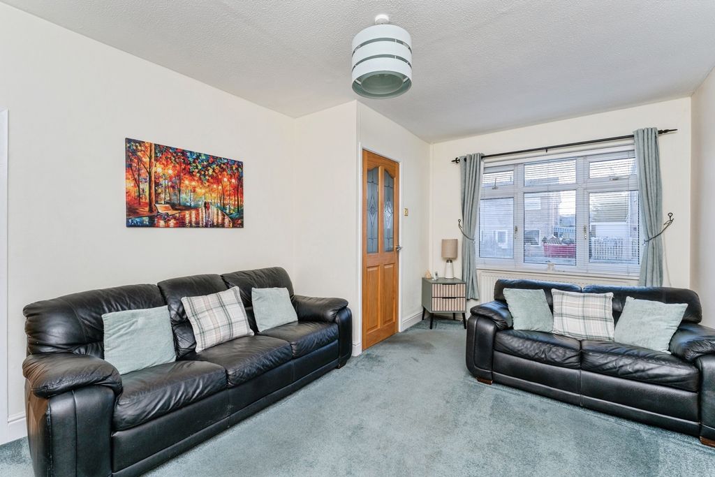 Property photo 3 of 17 Lounge