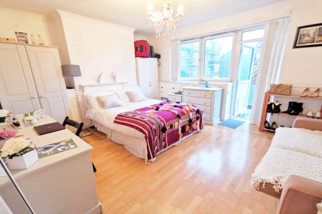 Property photo 1 of 7 Large Room