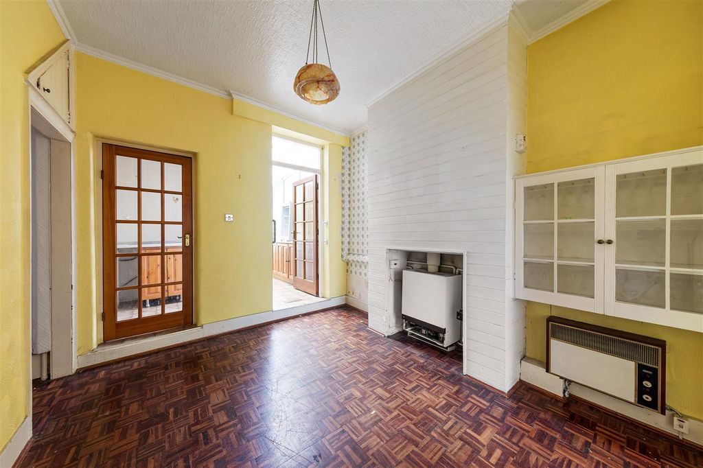 Property photo 3 of 32 Woodstock Road, E17