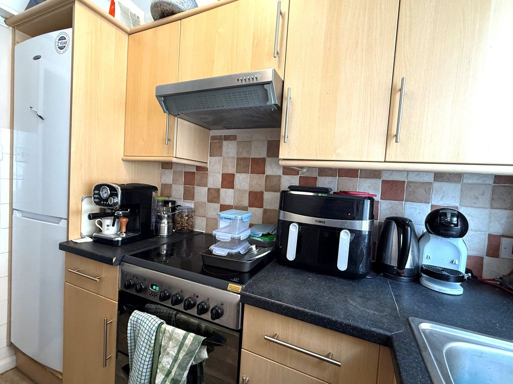 Property photo 3 of 9 Kitchen 2