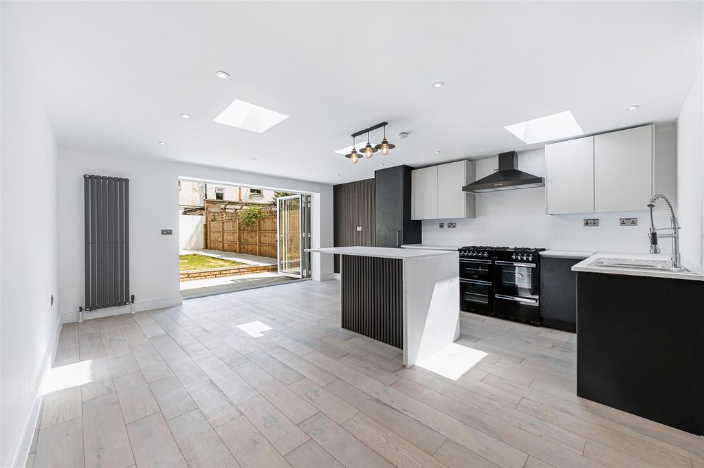 Property photo 1 of 17 Gff - 7 Mansell Road-5.Jpg