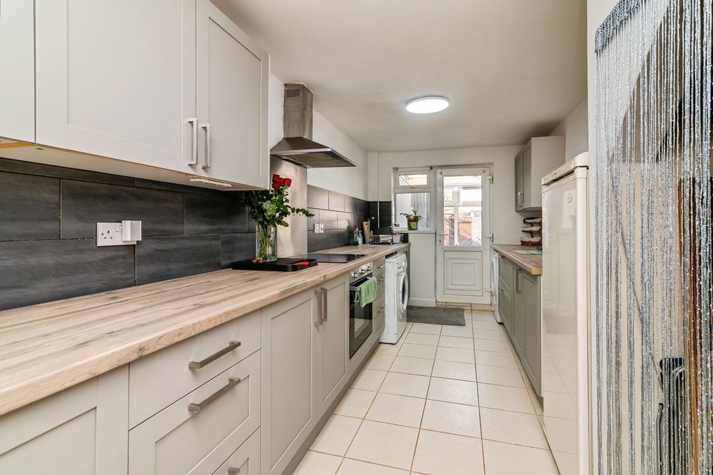 Property photo 3 of 15 Fitted Kitchen