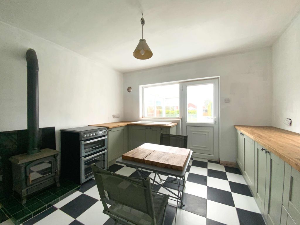 Property photo 2 of 10 Kitchen