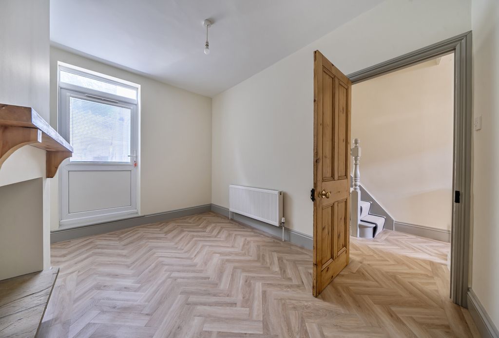Property photo 3 of 18 1356107-8-68c9848...