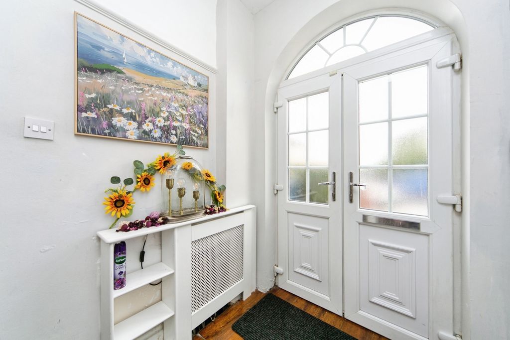 Property photo 2 of 17 Photo