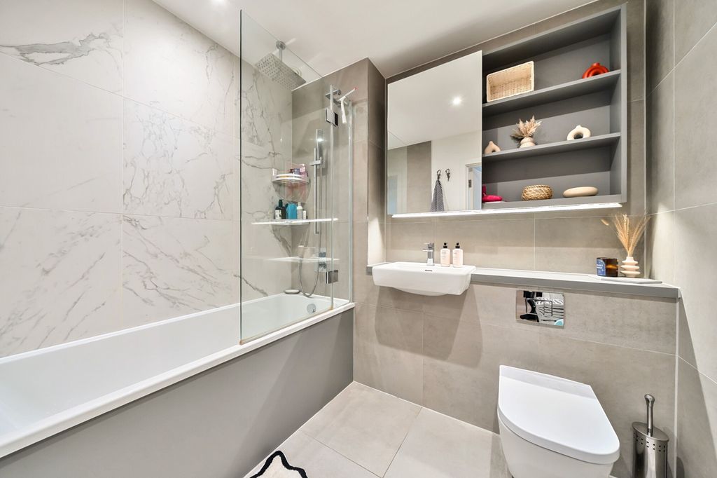 Property photo 3 of 12 Bathroom