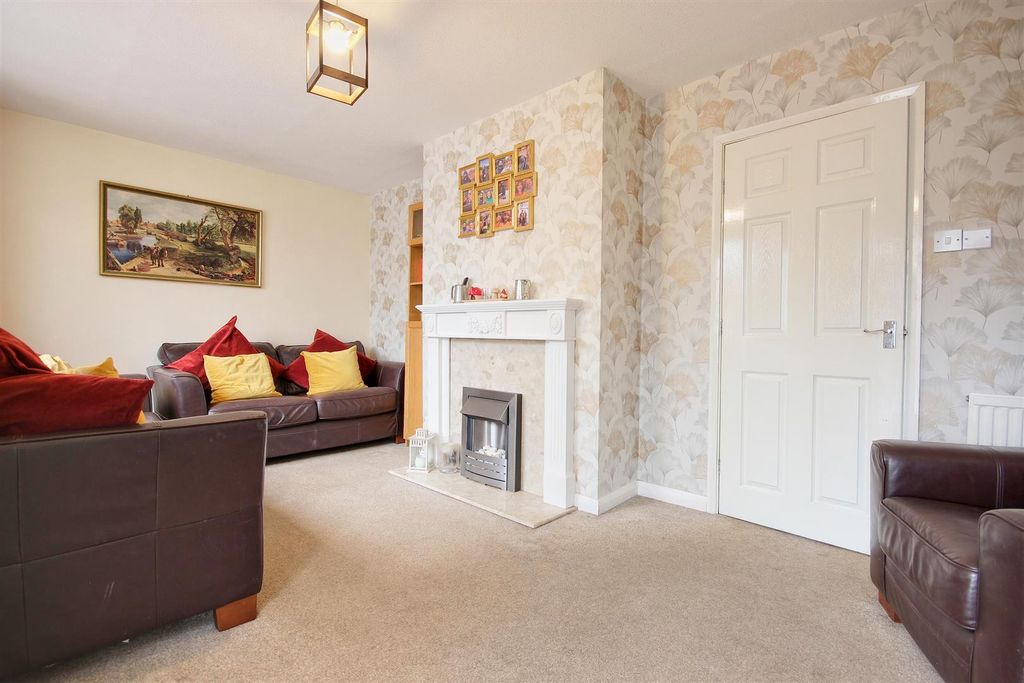 Property photo 2 of 23 Lounge