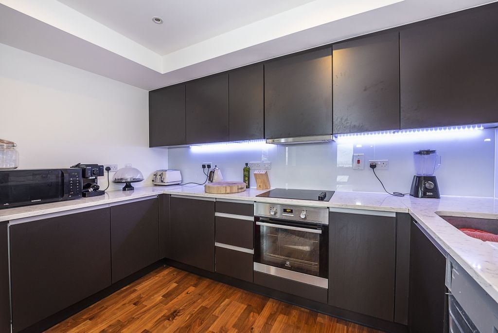 Property photo 3 of 12 31-Severn-House-0007