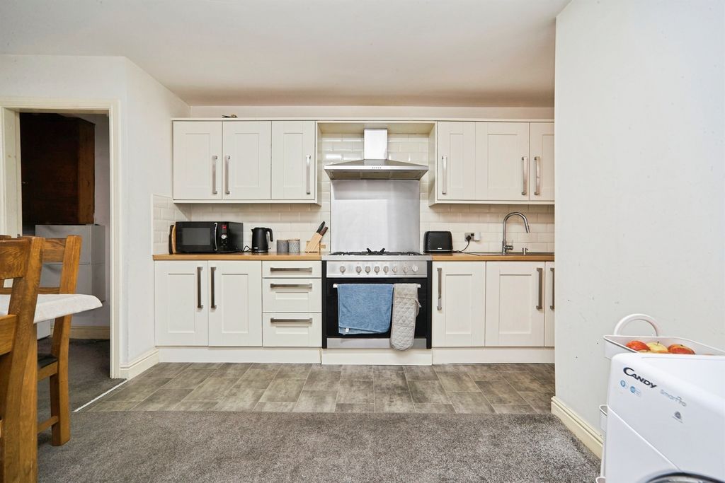 Property photo 2 of 17