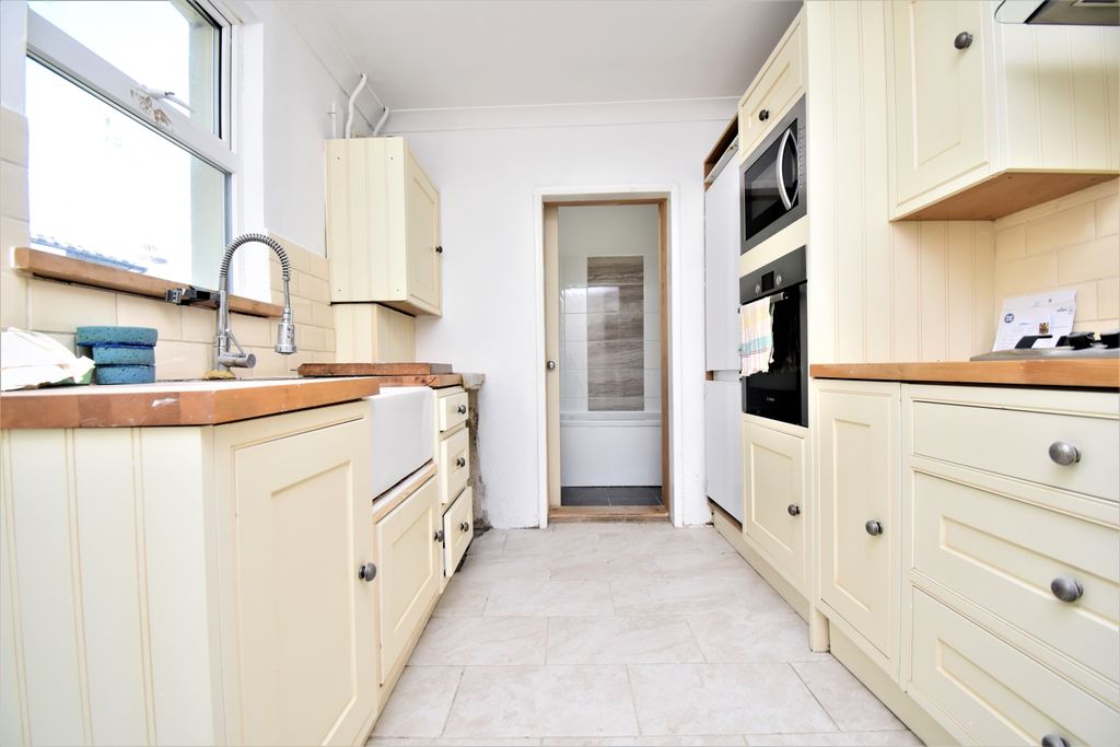 Property photo 1 of 9 Kitchen