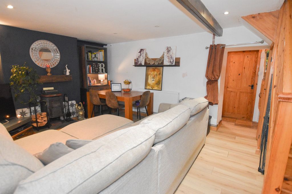 Property photo 3 of 10 Lounge