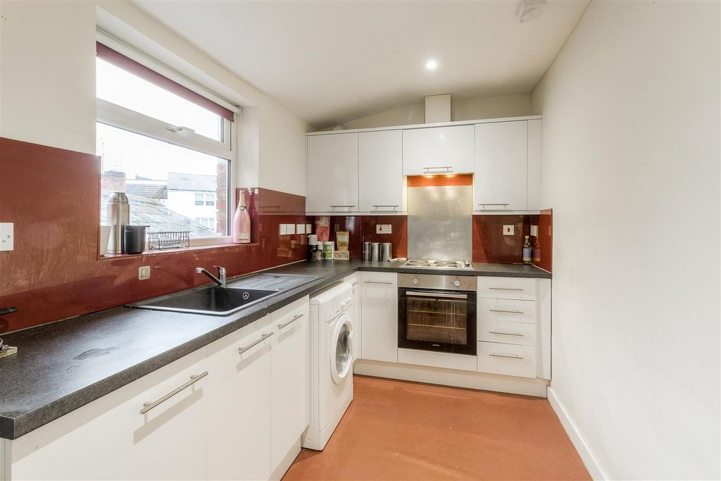 Property photo 3 of 6 Oxford Street Kitchen