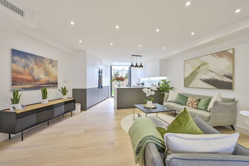 Property photo 3 of 32