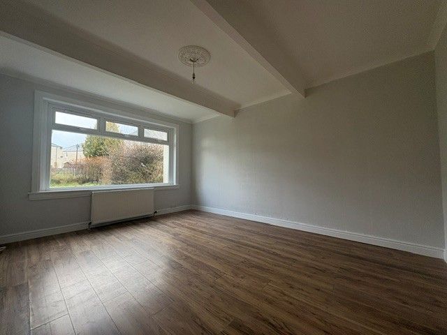 Property photo 3 of 8 Livingroom