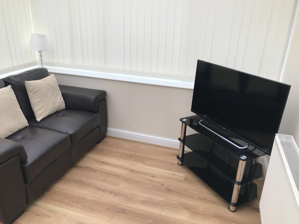 Property photo 3 of 7 Conservatory