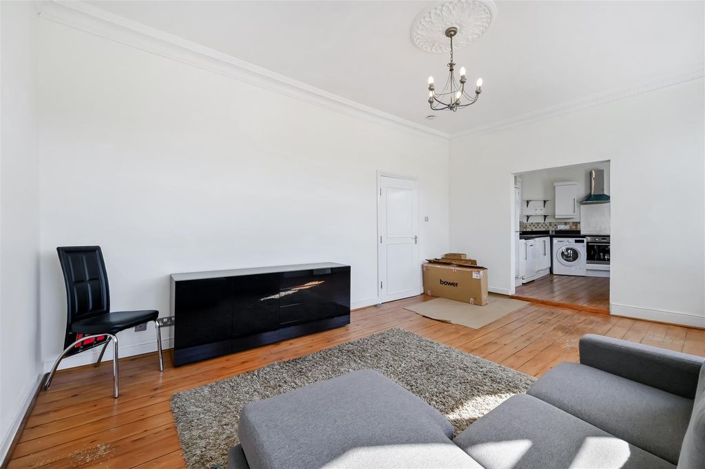 Property photo 3 of 13 Cromwell Crescent, 3, 4-25.Jpg