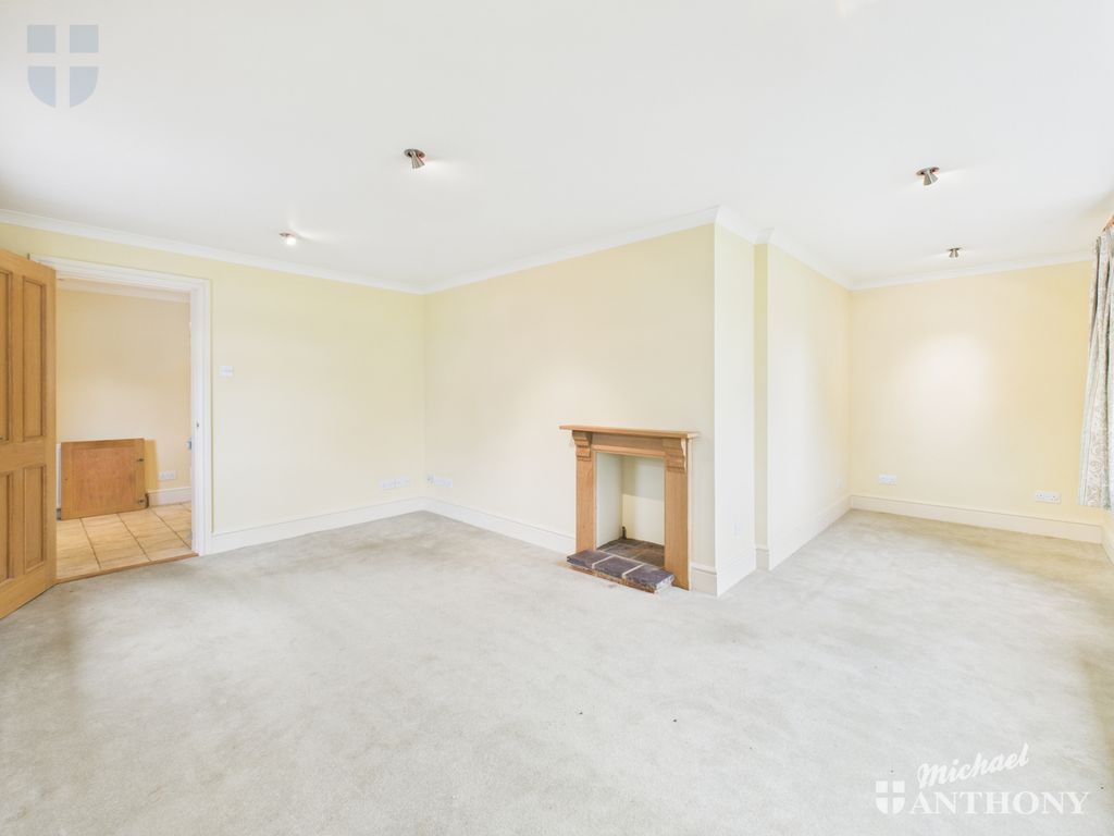 Property photo 3 of 12 Cam03852G0-Pr0454-Still015