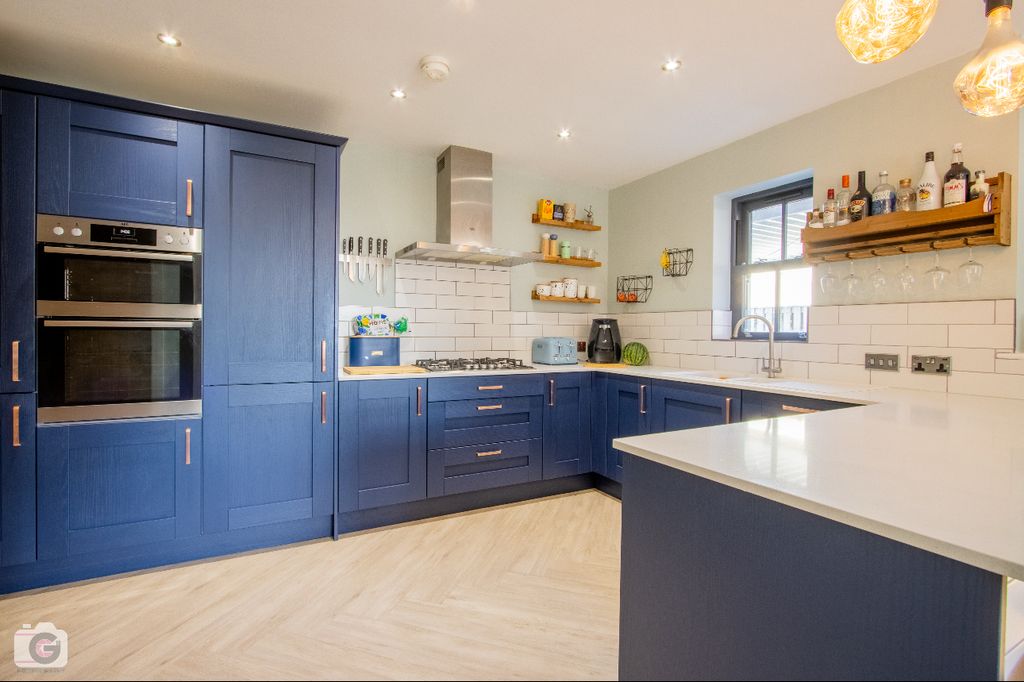 Property photo 3 of 31 Kitchen
