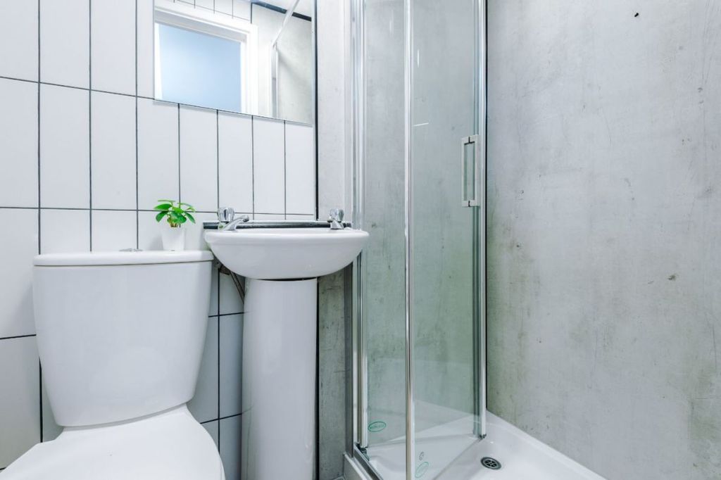 Property photo 3 of 7 Shf3 - Bathroom