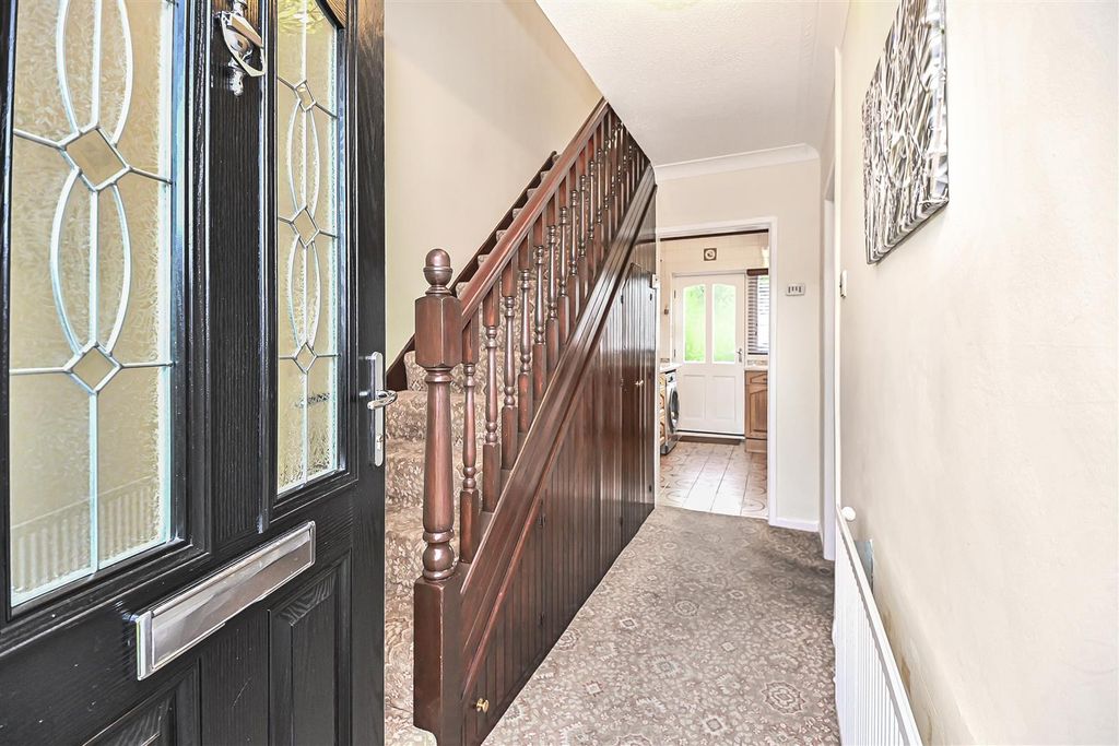 Property photo 2 of 40 8 Arbory Close Entrance Hall.Jpg