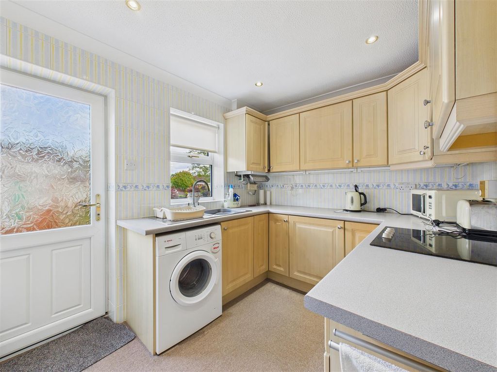 Property photo 3 of 9 Kitchen