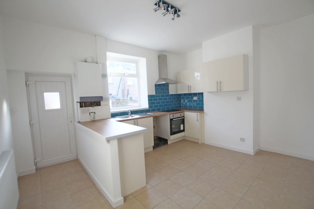 Property photo 3 of 9 Kitchen