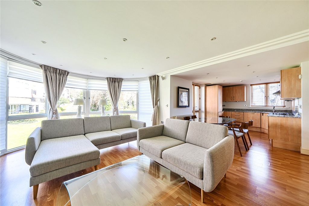 Property photo 3 of 18 Reception / Kitchen