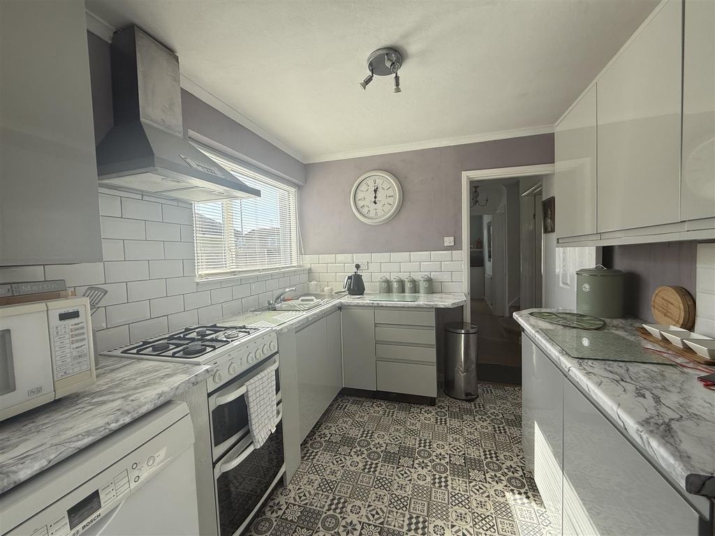 Property photo 3 of 17 Kitchen