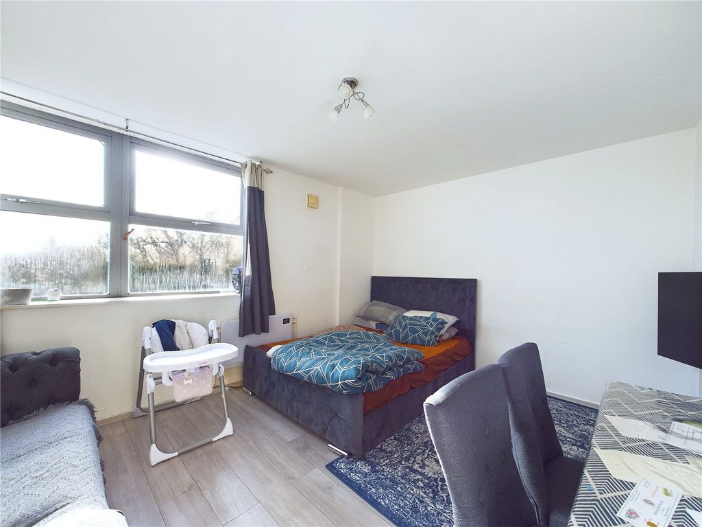 Property photo 3 of 11 Picture No. 12