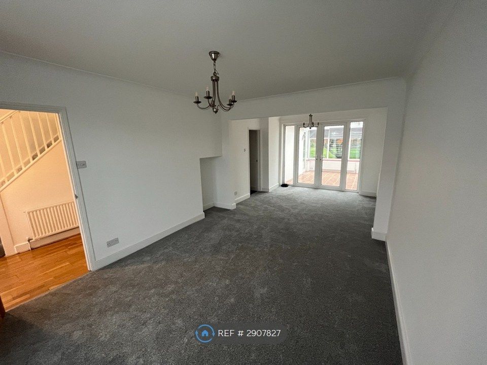 Property photo 3 of 17 Lounge