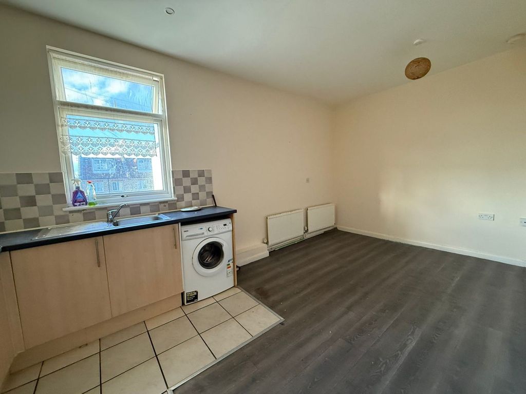Property photo 1 of 8 Two Bedroom First Floor Flat Located At Main High Road Ilford-Â£1850