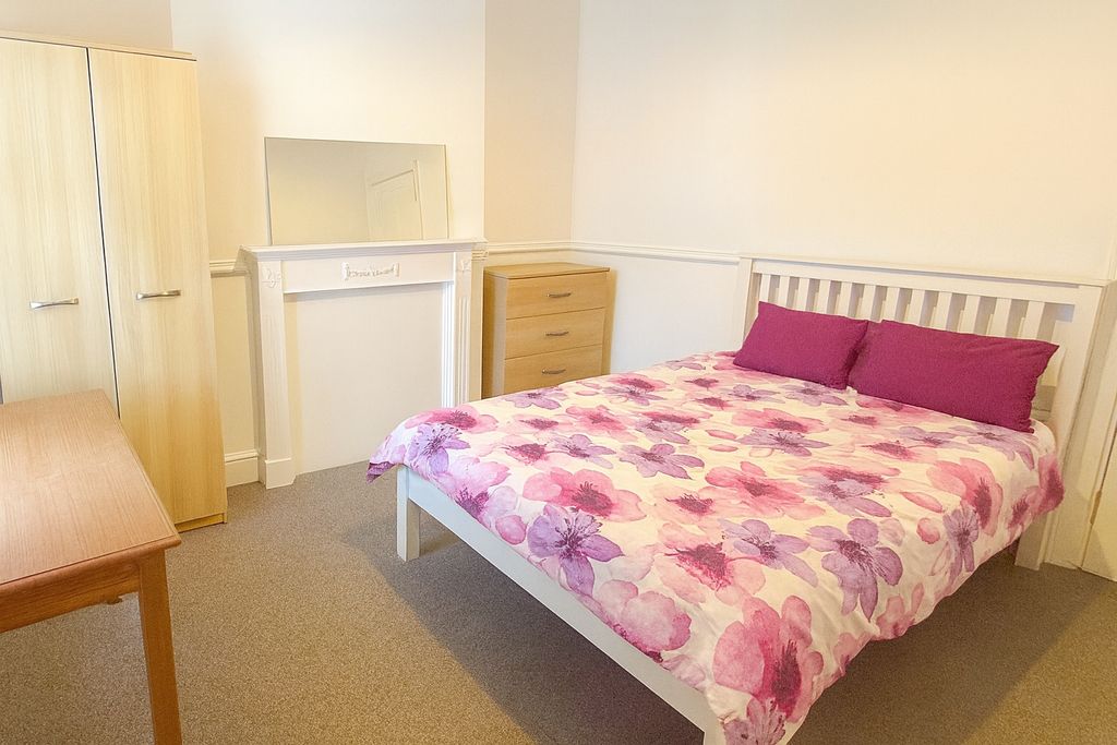 Property photo 3 of 8 Bright, Neatly Presented Double Bedroom With A Whi...
