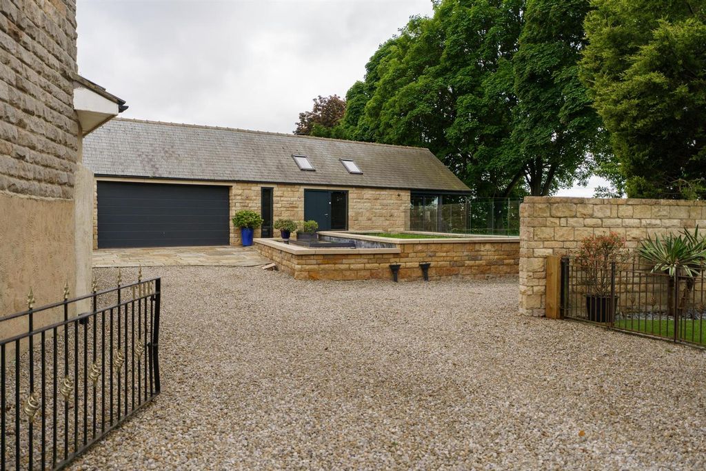 Property photo 3 of 27 The Spinney-1.Jpg