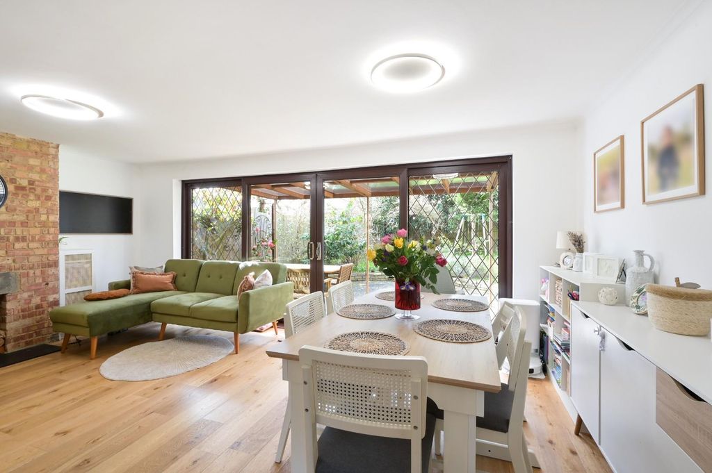 Property photo 2 of 20 Scotts Farm Road