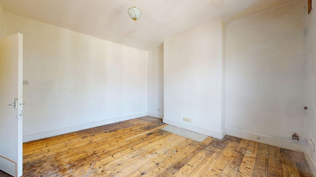 Property photo 3 of 12 Flat 3, 21 Burlington Gardens, Acton, London, W3 6BA