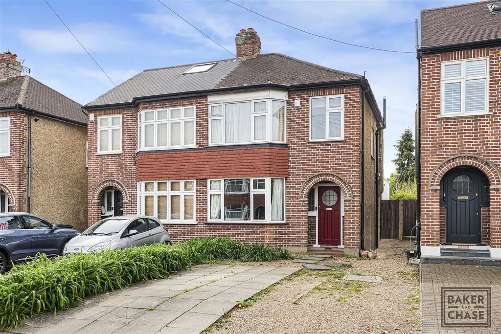 Property photo 1 of 32 Front Garden