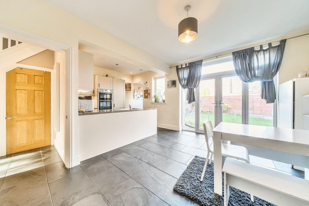 Property photo 1 of 19 1370375-11-68F8F7F4890E5.Jpg