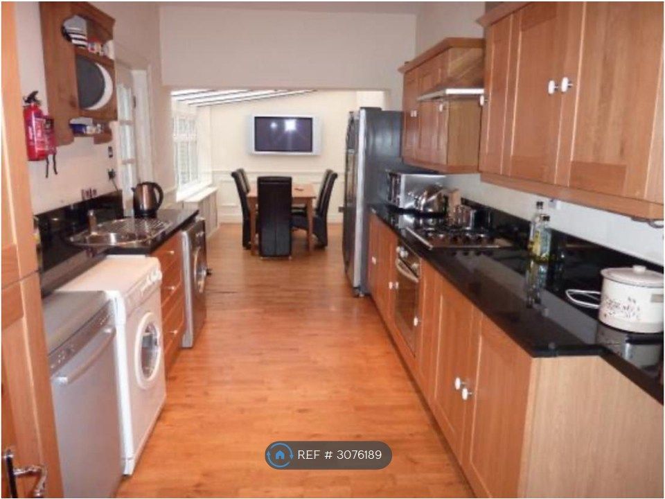 Property photo 3 of 6 Huge Breakfast Kitchen With 55 Smart