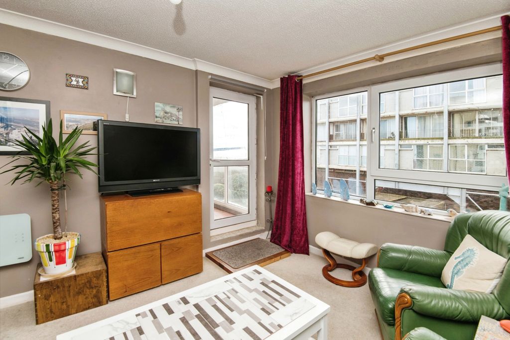 Property photo 3 of 11 Lounge