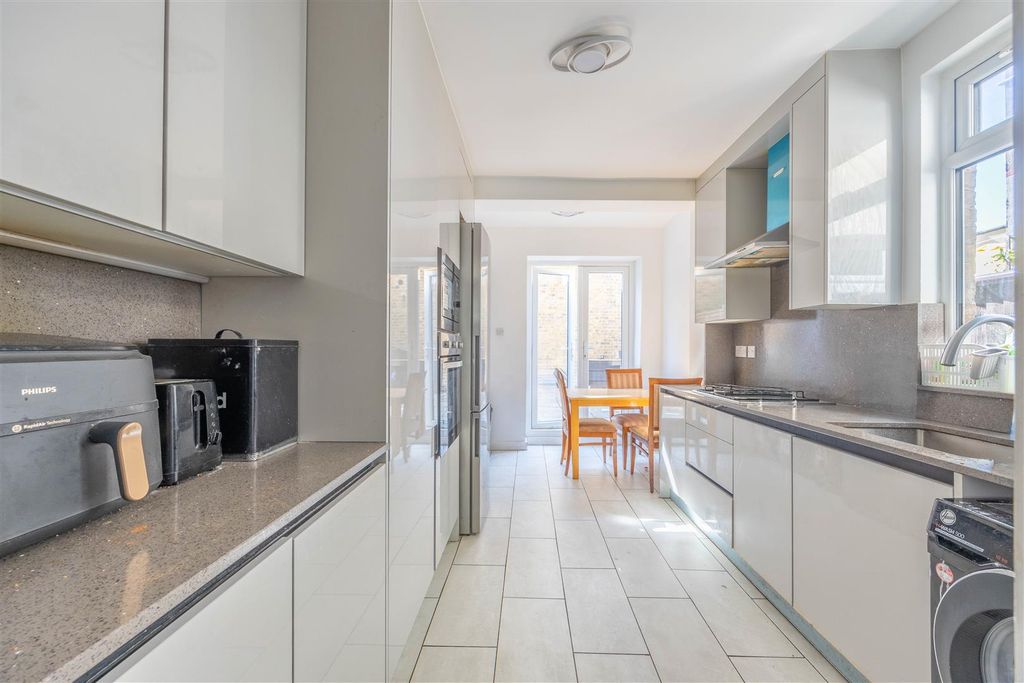 Property photo 2 of 10 Kitchen