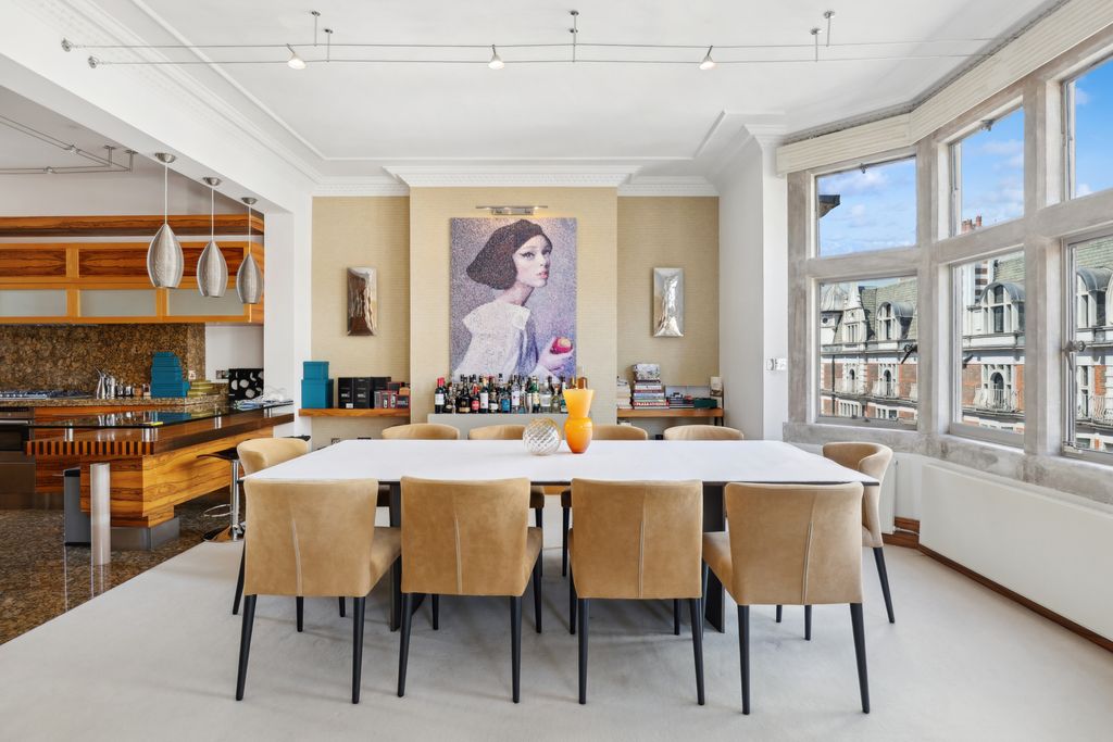 Property photo 3 of 11 Dining Area