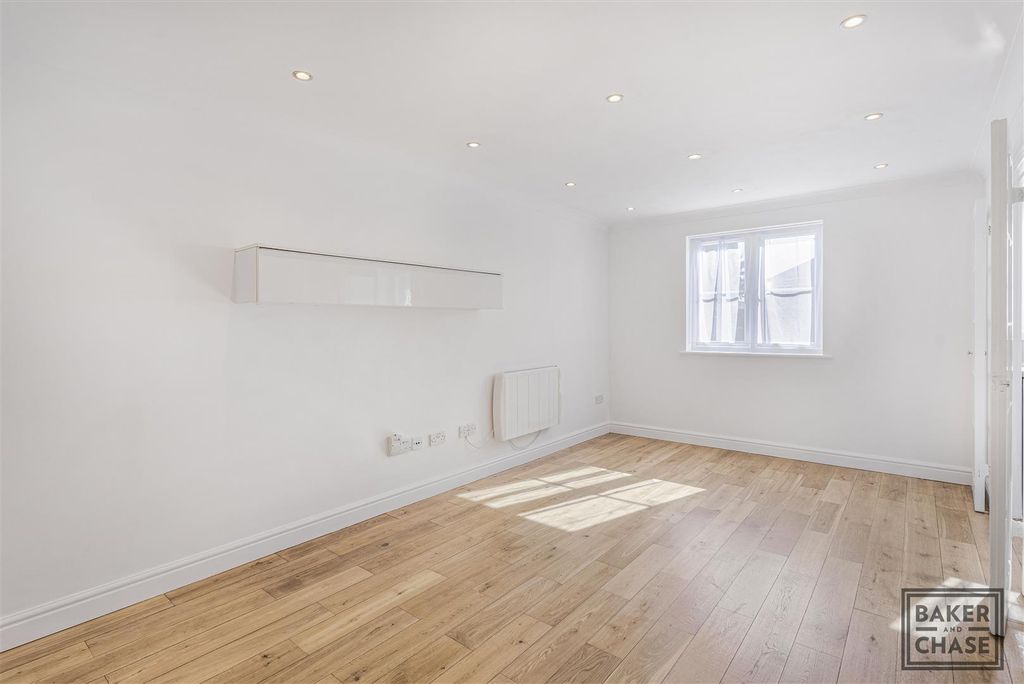 Property photo 2 of 17 Loumge