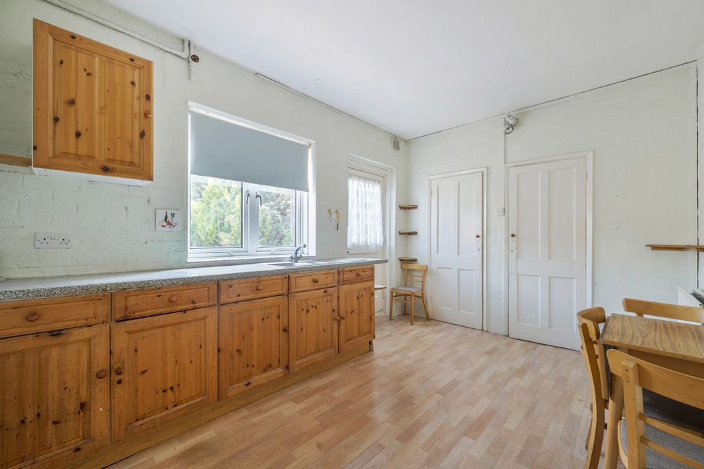 Property photo 3 of 10 1488657-7-6A4F751...