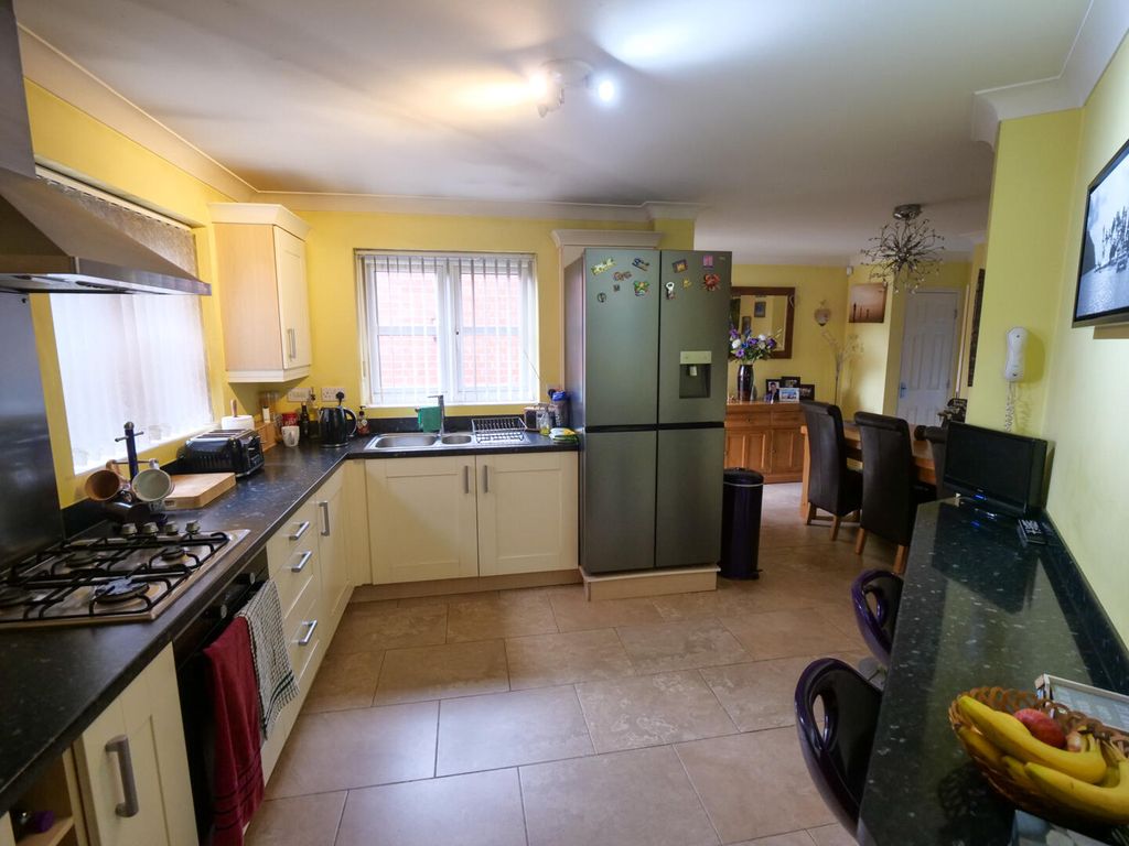 Property photo 3 of 14 Kitchen