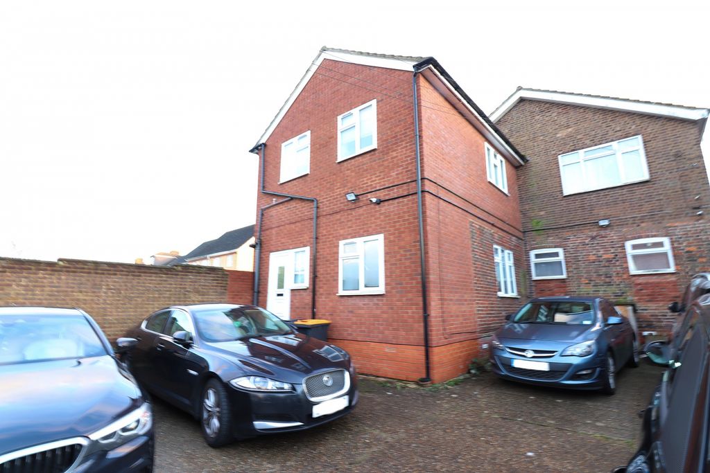 Property photo 1 of 4 Studio To Rent Luton Road, Dunstable Lu5