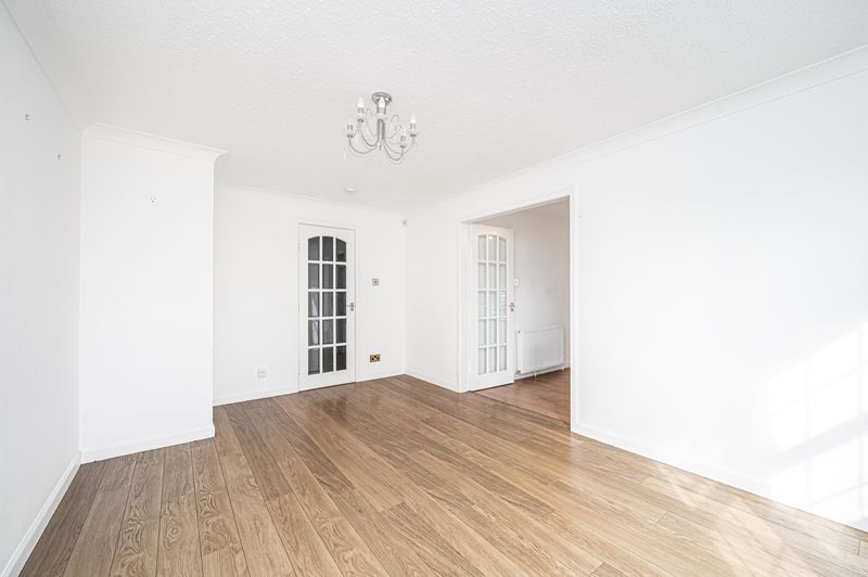 Property photo 3 of 17 Lounge