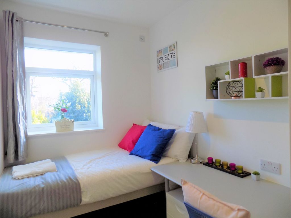 Property photo 1 of 9 Bright, Neatly Presented Single Bedroom With A Com...